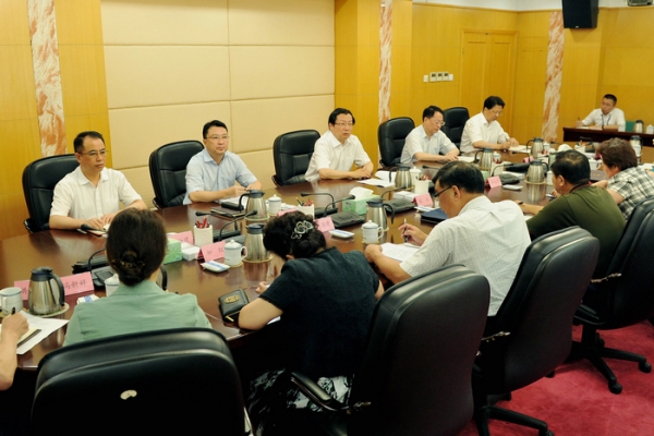福建省纪委中心组召开“两学一做”学习教育专题研讨会